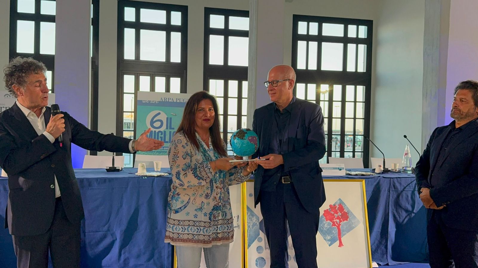 I relatori della tavola rotonda sulla Blue Economy e le aree protette sul palco del Teatro Margherita di Bari.