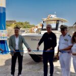 Il taglio del nastro durante il varo dell'imbarcazione ARPA Puglia a Tricase Porto