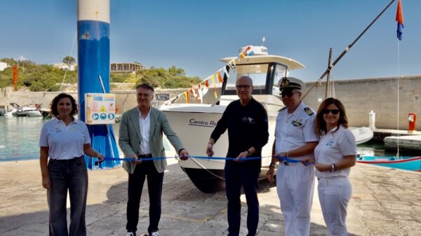 Il taglio del nastro durante il varo dell'imbarcazione ARPA Puglia a Tricase Porto