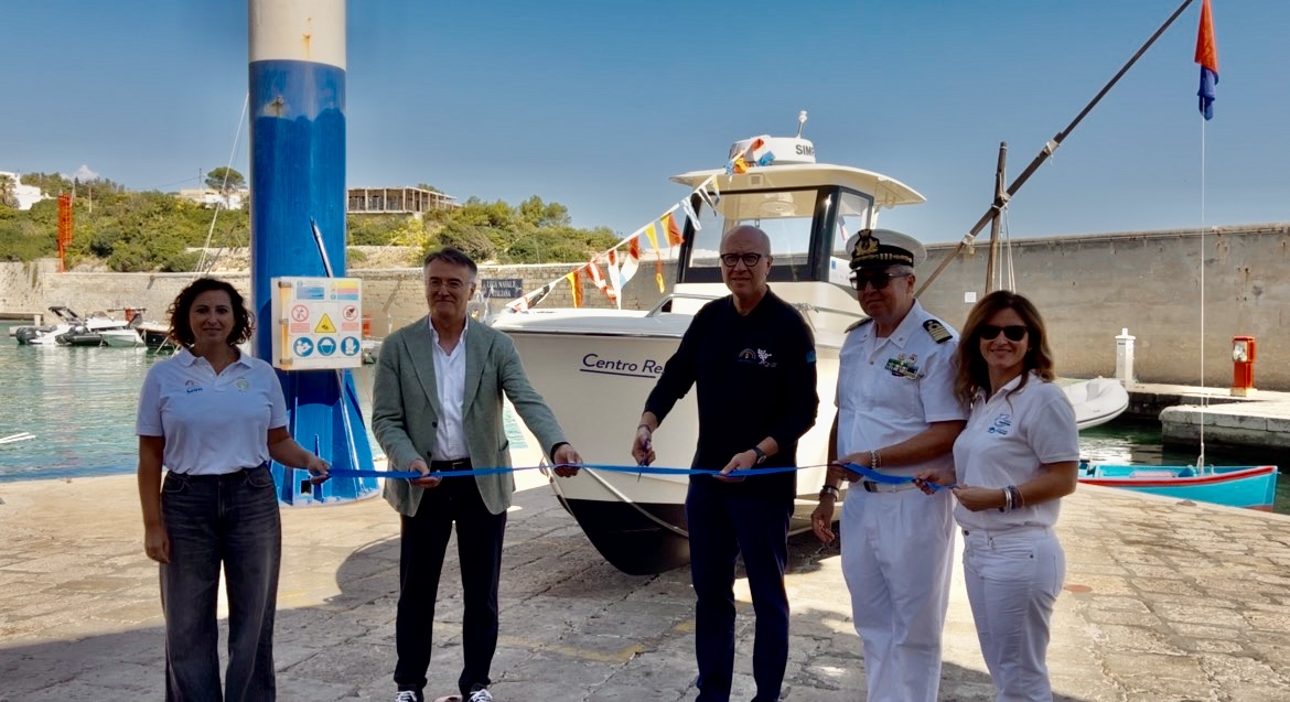 Il taglio del nastro durante il varo dell'imbarcazione ARPA Puglia a Tricase Porto