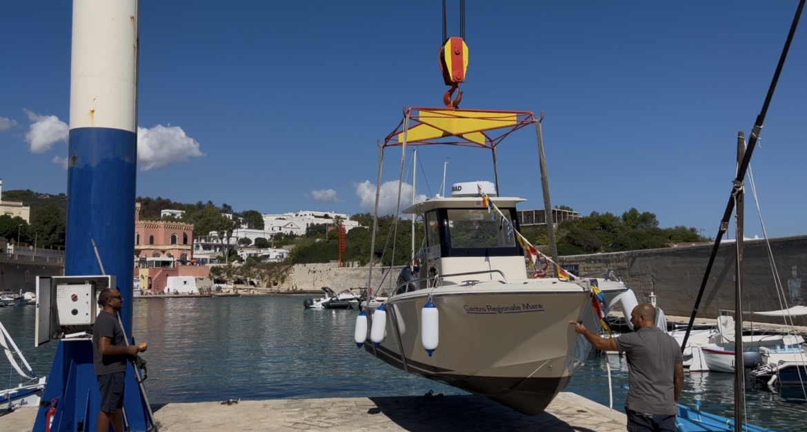 Messa in acqua dell imbarcazione di ARPA Puglia equipaggiata per il monitoraggio marino